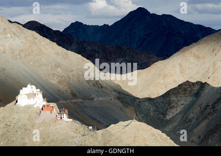 Licht und Schatten auf Bergrücken, Tsemos Maitreya Tempel, auf Hügel in der Nähe von Leh, Ladakh, Jammu und Kaschmir, Indien Stockfoto