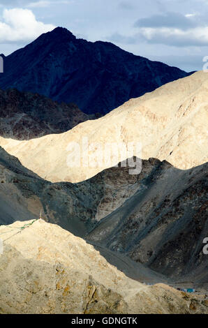 Licht und Schatten auf Bergrücken, Leh, Ladakh, Jammu und Kaschmir, Indien Stockfoto