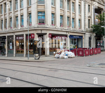 Stapelten sich Müll vor der Entnahme am frühen Morgen auf die Straßen von Nottingham in den alten Marktplatz Stockfoto