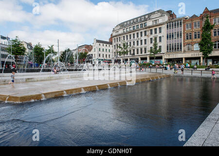 Platte und Granit Wasserspiel und Brunnen in Nottinghams Old Market Square mit der Debenhams Gebäude im Hintergrund Stockfoto