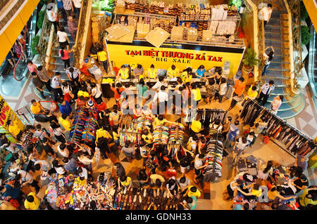 Überfüllt, geschäftige Atmosphäre am Steuer Shoping Centre, Gruppe von Asien Menschen kaufen moderne Kleidung im Verkauf außerhalb der Saison Stockfoto