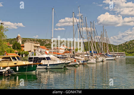 ACI-Marina in der Stadt Skradin, der Fluss Cikola, jenseits von Sibenik und Beginn der Krka Nationalpark, Kroatien. Stockfoto