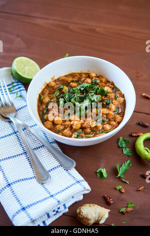 Draufsicht Chana Masala Abendessen auf einem Holztisch Stockfoto