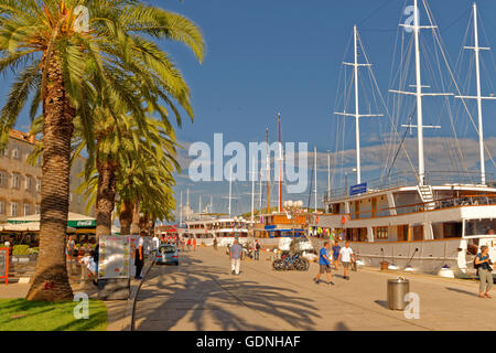 Uferpromenade von Trogir, in der Nähe von Split in Kroatien. Stockfoto