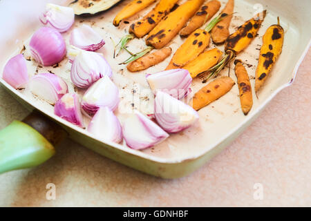 Hautnah auf einer Pfanne mit gebratenem Gemüse, gesunde Lebensweise Essen Stockfoto