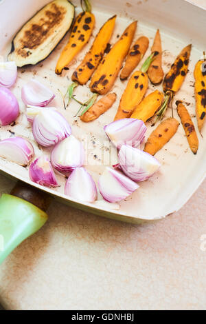 Gebratenes Gemüse in einer Pfanne, Baby-Karotten, Knoblauch und Auberginen Stockfoto