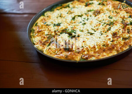 Frittata mit Spinat und Käse in einer Pfanne, mit frischen Zutaten hausgemacht Stockfoto