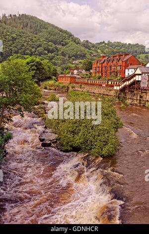 Fluss Dee in LLangollen, Denbighshire, Nordwales. Stockfoto