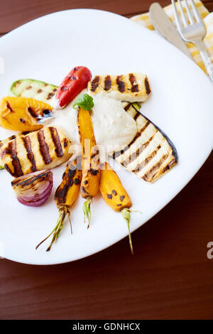Mischung aus gegrilltem Gemüse mit Halloumi-Käse auf einem rustikalen Holztisch Platz für text Stockfoto