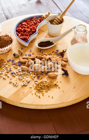 Zutaten für eine gesunde Ernährung und Frühstück, nahrhaften Samen und Quelle der Fasern Stockfoto