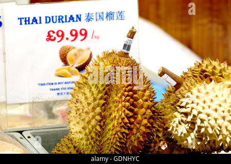 London, England, Vereinigtes Königreich. Thai Durian Frucht auf Verkauf in der Gerrard Street, Chinatown Stockfoto