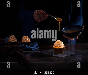 Cupcake mit tropfenden Karamell und Salz Stockfoto