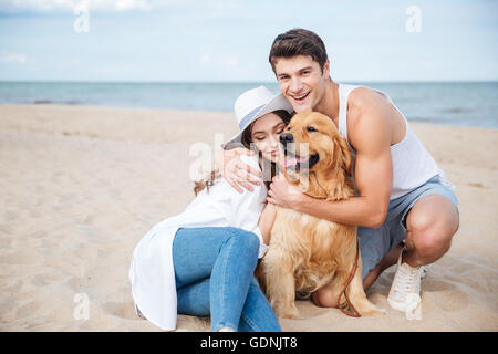 Junge stilvolle schönes paar in Liebe Sitzung spielen mit Hund Stockfoto