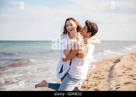 Schöne junge Brautpaar in Liebe, lachen und Spaß am Strand Stockfoto