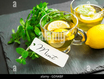 Erfrischende Zitrus Zitrone und Minze Tee mit Minze-Label und frische Blätter Stockfoto