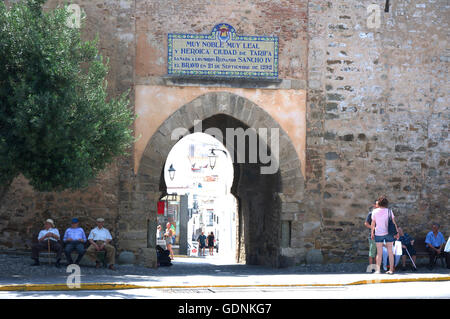 Einzige erhaltene Stadttor in Tarifa durch alten Stadtmauern. Stockfoto