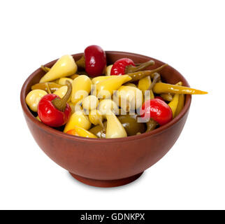 Mix aus heißen türkischen Marinierte Paprika in Keramikschale. Isoliert auf weißem Hintergrund Stockfoto