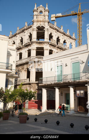 Wiederherstellung einer Art Nouveau Gebäude von 1906 an der Ecke Mercaderes und Muralla, in der Altstadt von Havanna, Havanna, Kuba Stockfoto