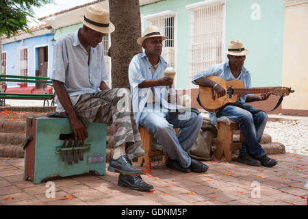 Eine männliche Trio von Straßenmusikanten aus der Musikgruppe Sorpresa Trinitaria, spielen in Plazuela del Cristo, Trinidad, Kuba Stockfoto