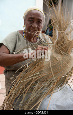 Frau macht einen Sombrero-Hut in einem Kunsthandwerksmarkt in Trinidad, Kuba Stockfoto