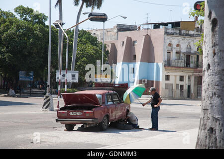 Eine kaputte Lada Auto gearbeitet mein Mechaniker einer Straße in Havanna, Kuba Stockfoto