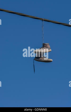 Stiefel hängenden Oberleitung - Vertretung der "territorialen" Konzept von Drogen, Drogenhandel Rasen, und damit verbundene sucht, gangland, Schuhputzmaschine werfen Stockfoto