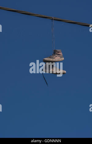 Stiefel hängenden Oberleitung - Vertretung der "territorialen" Konzept von Drogen, Drogenhandel Rasen, und damit verbundene sucht, gangland, Schuhputzmaschine werfen Stockfoto