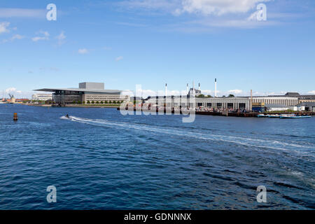 Das Royal Opera House in Kopenhagen und Papier-Insel, Papirøen, Kopenhagens neues Lokal, Suppen aus aller Welt. Kopenhagener Straße Nahrung. Stockfoto