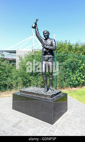 Statue des englischen Torhüters Gordon Banks, der die Weltmeisterschaft vor dem Stoke City bet365 Stadion in Stoke-on-Trent, Staffordshire, England, Großbritannien hält Stockfoto