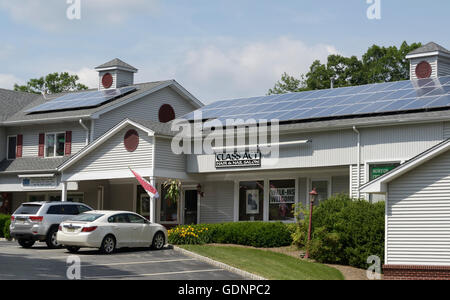 Solarzellen am Dach des Einkaufs Handelsentwicklung Stockfoto