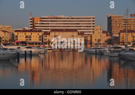 Exklusive Yachten angedockt in Vilamoura Marina, in der portugiesischen Region Algarve Stockfoto