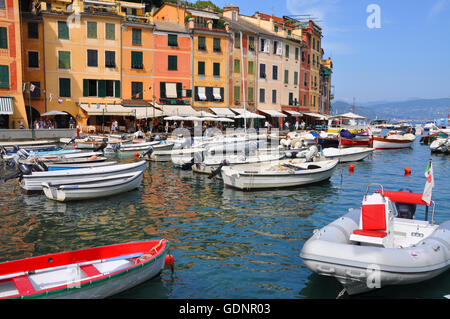 Portofino Hafen: kleine Fischerboote auf bunten Wasser im berühmten italienischen Hafen Stockfoto