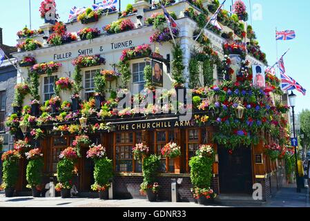 Die Churchill Arms Pub, Kensington Church Street, London, England Stockfoto