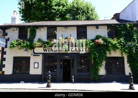 Das Windsor Castle Pub, Campden Hill Road, London, England, W8 Stockfoto