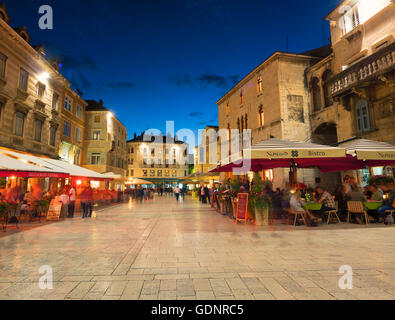 Quadratisch, Narodni Trg bei Dämmerung, Split, Kroatien, dalmatinische Küste Stockfoto