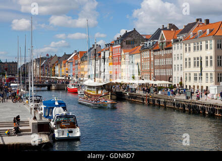 Die Wasserstraße Eingang und Blick in den Nyhavn Kanal im Hafen von Kopenhagen. Stockfoto