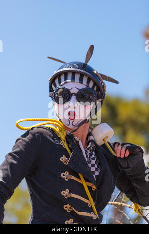 Costa Mesa, CA - 16. Juli 2016: Drachenritter Steampunk Stelzenläufer durchführen im Orange County Fair in Costa Mesa, CA Stockfoto