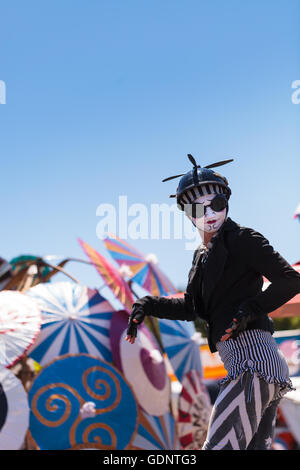 Costa Mesa, CA - 16. Juli 2016: Drachenritter Steampunk Stelzenläufer durchführen im Orange County Fair in Costa Mesa, CA Stockfoto