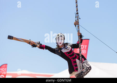 Costa Mesa, CA - 16. Juli 2016: Drachenritter Steampunk Stelzenläufer durchführen im Orange County Fair in Costa Mesa, CA Stockfoto