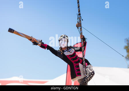 Costa Mesa, CA - 16. Juli 2016: Drachenritter Steampunk Stelzenläufer durchführen im Orange County Fair in Costa Mesa, CA Stockfoto