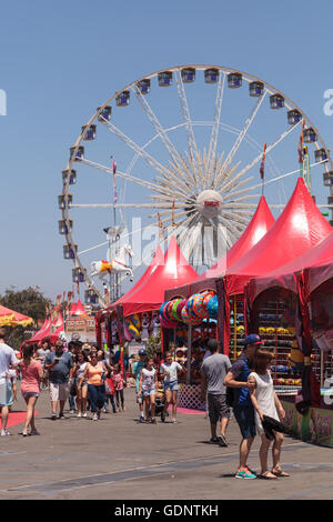 Costa Mesa, CA - 16. Juli 2016: Riesenrad im Orange County Fair in Costa Mesa, CA am 16. Juli 2016. Nur zur redaktionellen Verwendung. Stockfoto