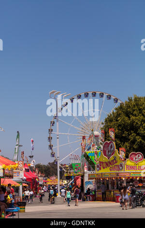 Costa Mesa, CA - 16. Juli 2016: Riesenrad im Orange County Fair in Costa Mesa, CA am 16. Juli 2016. Nur zur redaktionellen Verwendung. Stockfoto