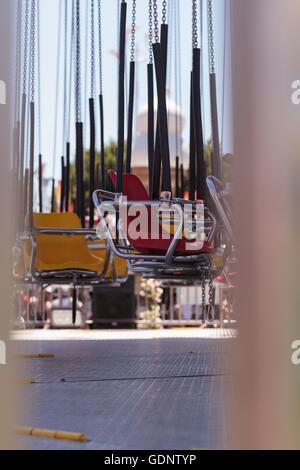 Bunte Schaukel Karneval Stuhl Karussellfahrt auf einen Rummelplatz im Sommer. Stockfoto