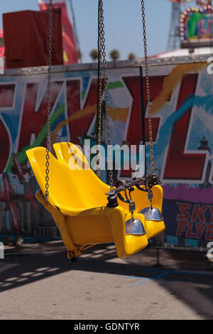 Bunte Schaukel Karneval Stuhl Karussellfahrt auf einen Rummelplatz im Sommer. Stockfoto