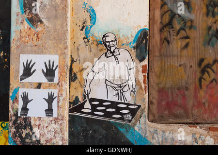 Graffiti-Kunst an der Wand in Fort Kochi. Diese satirische street-Art durch die GuessWho, ausgeführt einer Stockfoto