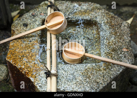 Schließen Sie die Ansicht auf eine japanische Temizuya mit zwei Schöpfkellen der Bambus an der Yasaka-Schrein in Kyoto, Japan Stockfoto