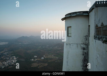 Blick vom Sajjangarh Palace in Udaipur, Lake City, Rajasthan, Indien Stockfoto