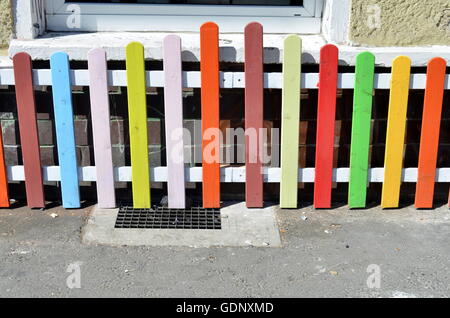 Holzzaun bunt bemalt in street Stockfoto