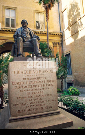 Italien, Marken, Pesaro, Statue von Gioacchino Antonio Rossini von Carlo Marochetti, im Hof des Musik-Konservatorium Stockfoto