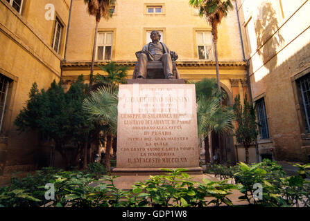 Italien, Marken, Pesaro, Statue von Gioacchino Antonio Rossini von Carlo Marochetti, im Hof des Musik-Konservatorium Stockfoto